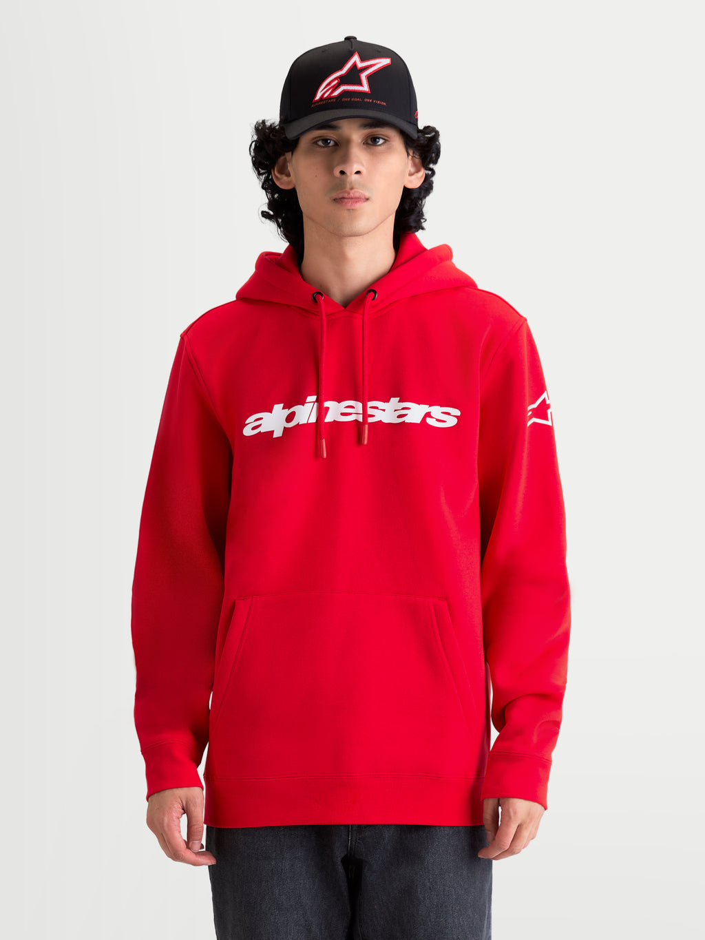 Alpinestars Sweat à capuche Race Wordmark, sweat à capuche de sportswear pour homme, rouge et blanc, avec logo Race Linear blanc sur la poitrine et graphique Ageless sur la manche, mélange de coton premium et polyester recyclé, style inspiré du sport automobile.