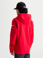 Alpinestars sweat à capuche Race Wordmark, pull de sport en polaire rouge et blanc, vue de dos sur modèle montrant la capuche et le logo Ageless blanc sur la manche, style sportswear motorsport en coton et polyester recyclé.