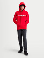 Alpinestars sweat à capuche Race Wordmark, sweat à capuche polaire pour homme, rouge et blanc, vue de face sur modèle avec logo Alpinestars linéaire sur la poitrine et logo Ageless sur la manche, style sportswear décontracté