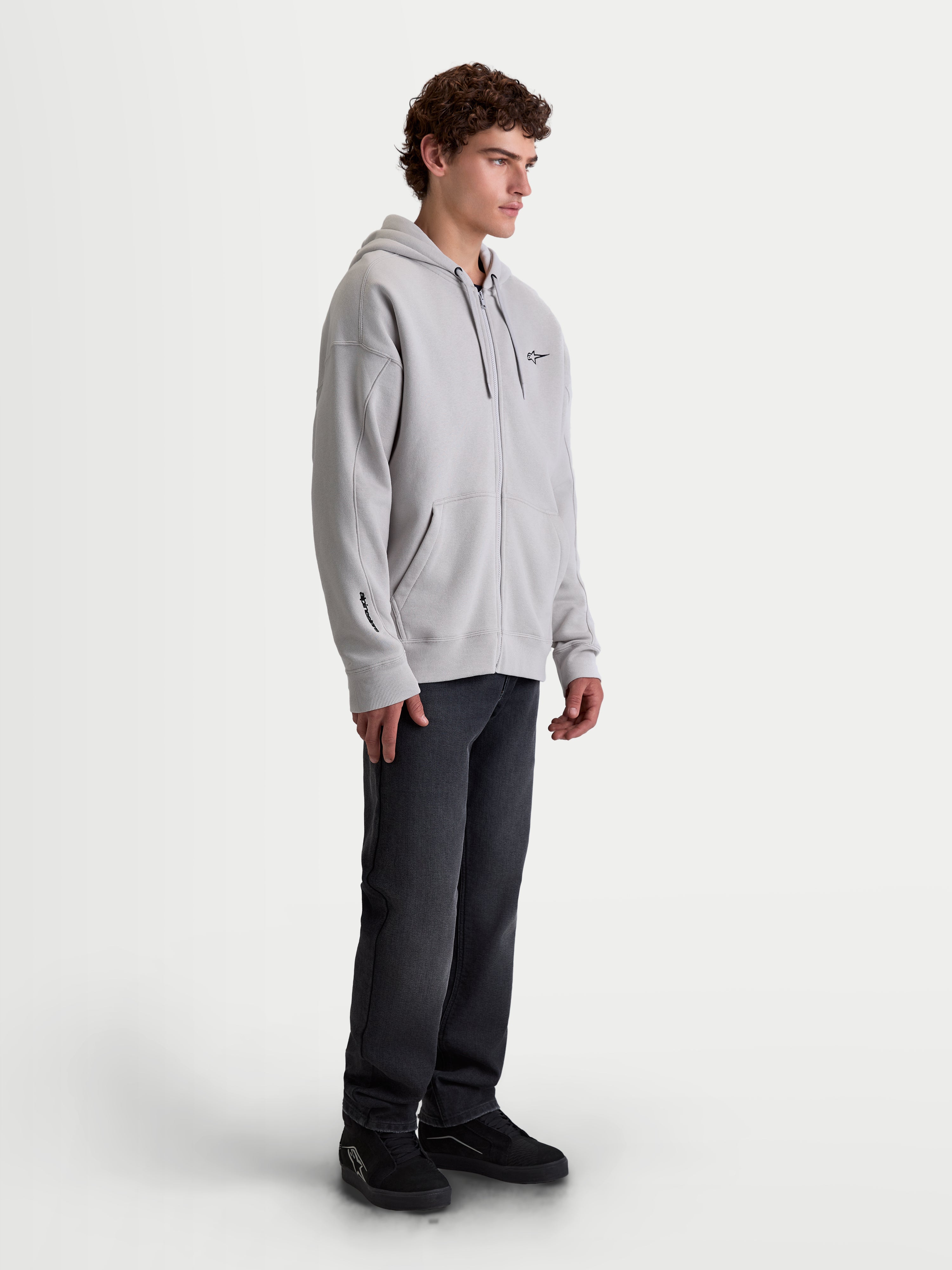 Alpinestars Sweat à capuche Entity Oversized, sweat à capuche zippé en polaire gris pour homme, coupe décontractée avec fermeture éclair Vislon, capuche doublée et poche kangourou, logos brodés sur la poitrine et la manche, style motorsport et sportswear.
