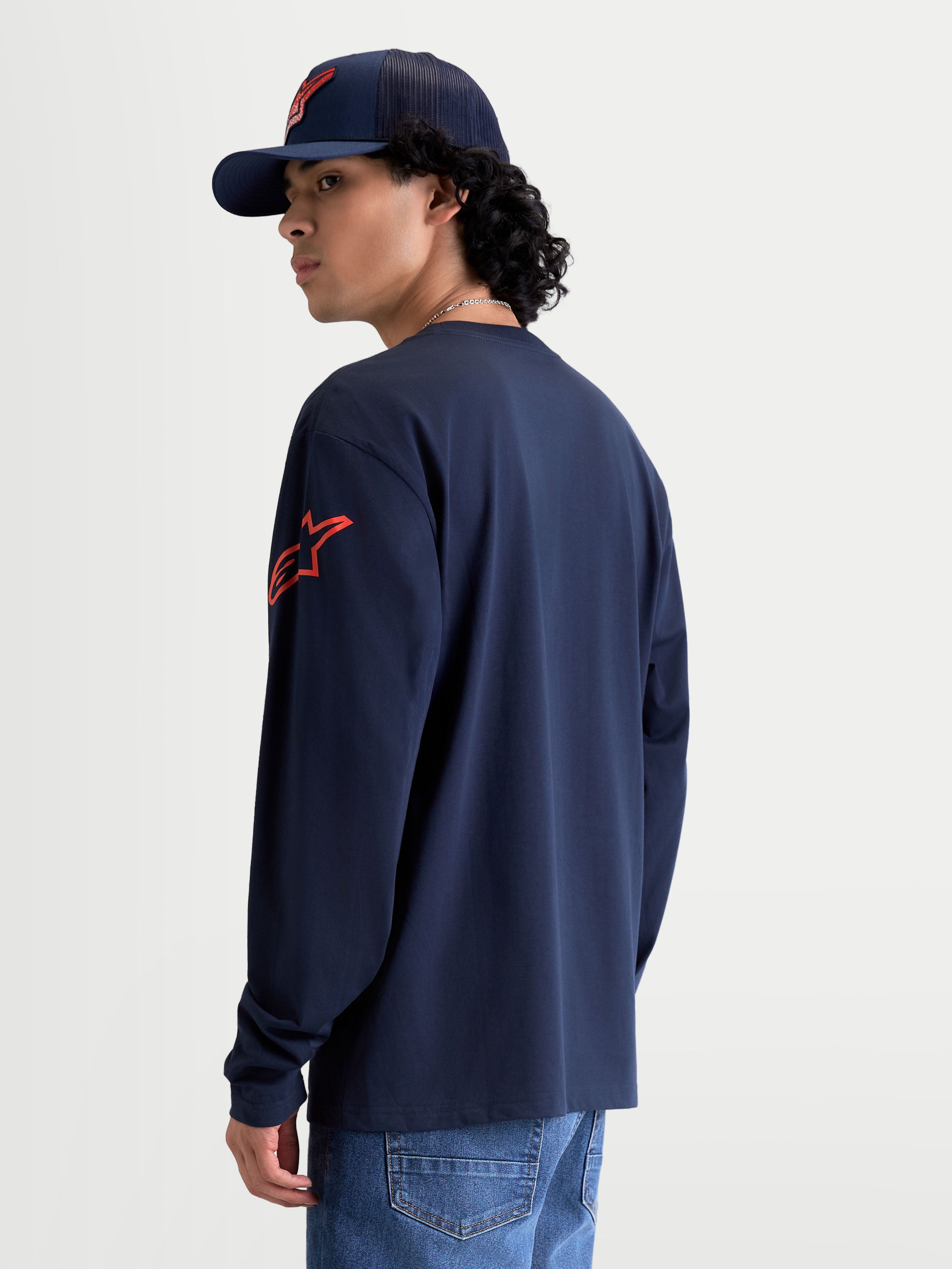 Alpinestars Velocifier CSF, t-shirt sportswear à manches longues, bleu marine et rouge, vue de dos sur modèle, avec logo Astars rouge sur l'épaule et poignets côtelés, construction en mélange de coton et polyester recyclé
