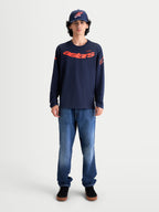 Alpinestars T-Shirt Velocifier CSF, t-shirt à manches longues pour homme, bleu marine et rouge, avec graphisme Astars incurvé sur le devant et logos sur les épaules, style sportswear décontracté porté par un modèle
