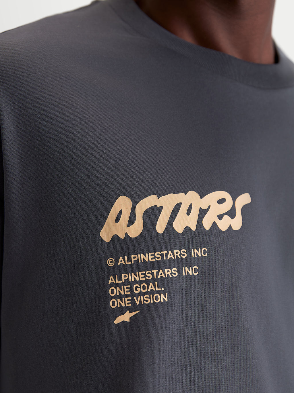 Alpinestars Chalk Oversized CSF, t-shirt de sportswear, gris anthracite et beige, gros plan sur le logo Astars et le slogan One Goal One Vision, coupe oversize décontractée