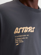 Alpinestars Chalk Oversized CSF, t-shirt de sportswear, gris anthracite et beige, gros plan sur le logo Astars et le slogan One Goal One Vision, coupe oversize décontractée