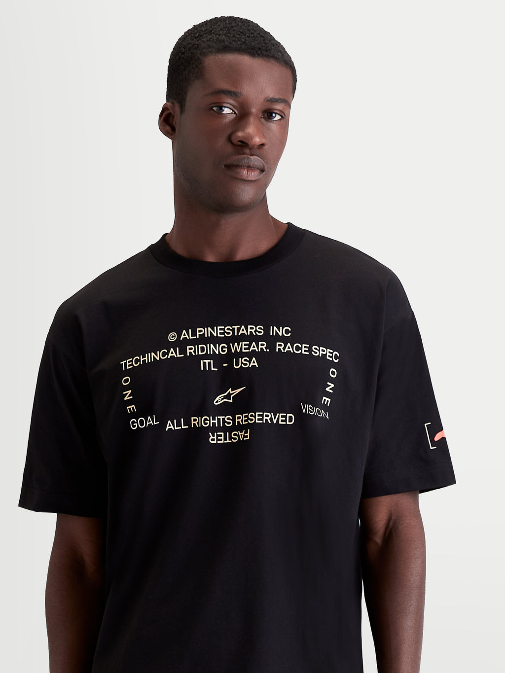 Alpinestars T-shirt Infinity Oversized CSF, t-shirt sportswear à manches courtes pour homme, noir avec graphique blanc sur le devant et logo orange sur la manche, coupe oversized, style décontracté hors moto