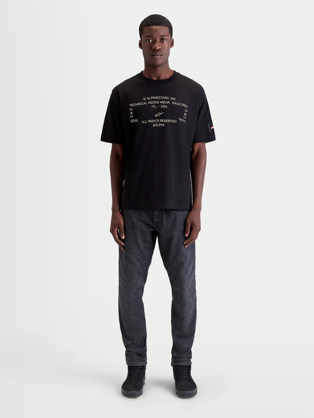Alpinestars Infinity Oversized CSF, t-shirt de sportswear à manches courtes pour homme, noir avec un graphique frontal blanc, coupe oversize pour un style décontracté.