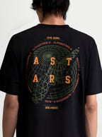 Alpinestars t-shirt Latitude Oversized CSF, t-shirt de sportswear à manches courtes unisexe, noir, orange et vert, mélange coton-polyester, vue de dos portée avec graphique globe et logo ASTARS
