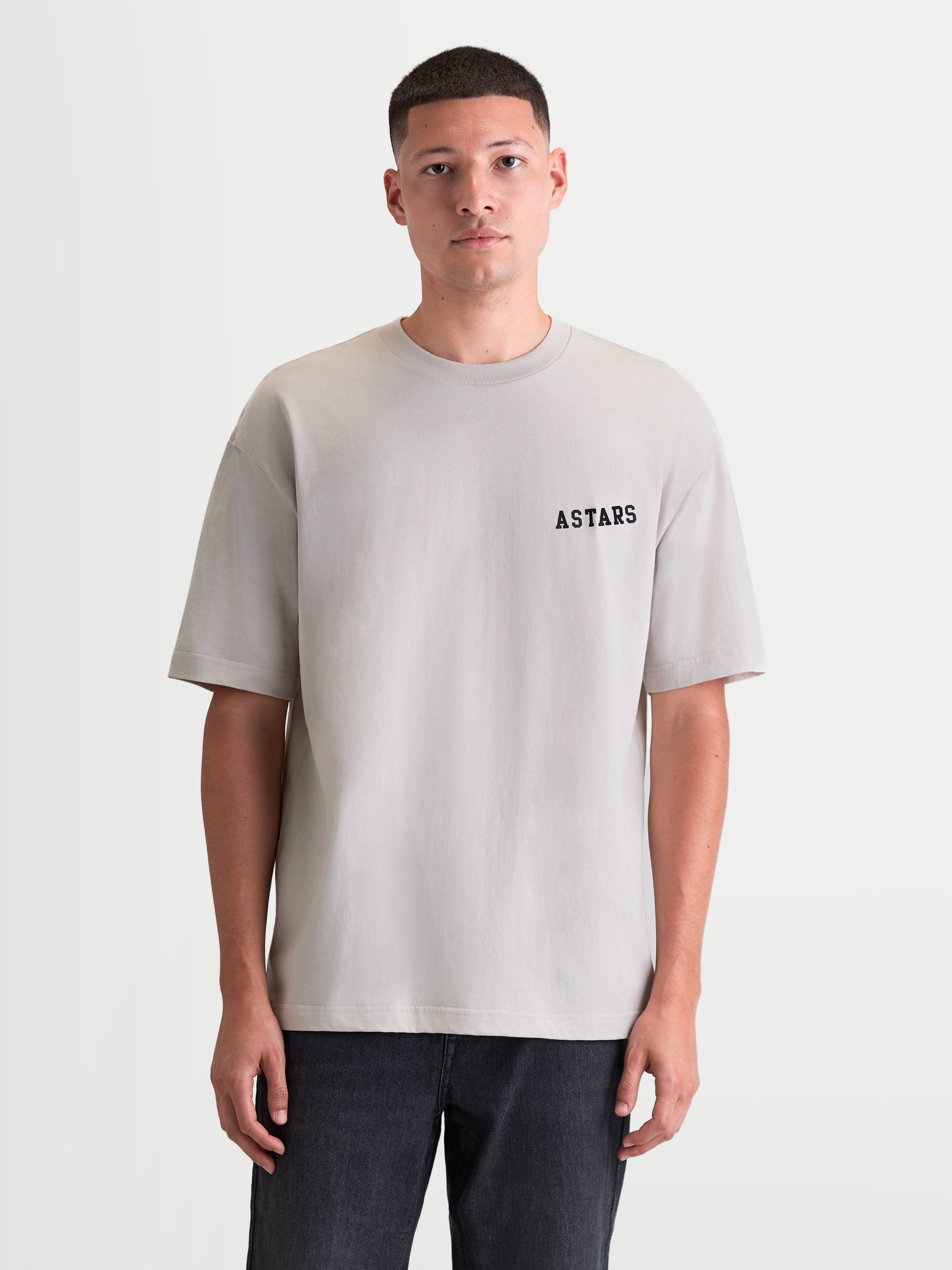 Alpinestars t-shirt Latitude Oversized CSF, t-shirt de sportswear à manches courtes pour homme, gris ciment avec logo Astars noir sur la poitrine, coupe oversize décontractée