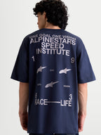 Alpinestars Institute Oversized SS CSF Tee, t-shirt de sportswear bleu marine et blanc, vue de dos avec grands graphiques Speed Institute et One Goal One Vision, coupe oversize décontractée, mélange coton et polyester.