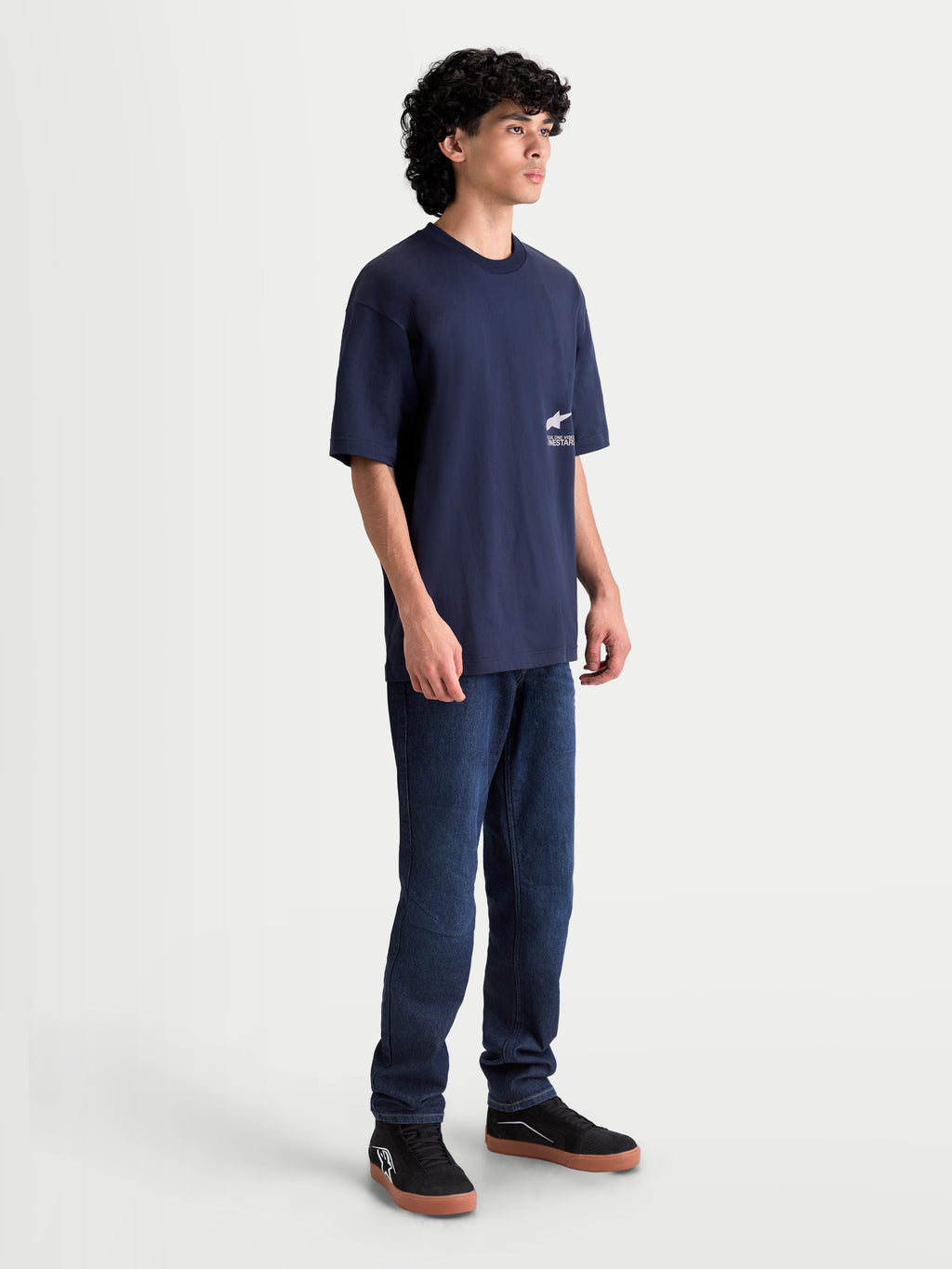 Alpinestars Institute Oversized SS CSF Tee, t-shirt sportswear pour homme, bleu marine, vue de profil sur modèle montrant la coupe décontractée et logo blanc sur la poitrine, mélange de coton et polyester premium.