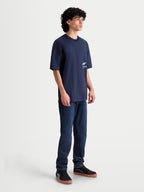 Alpinestars Institute Oversized SS CSF Tee, t-shirt sportswear pour homme, bleu marine, vue de profil sur modèle montrant la coupe décontractée et logo blanc sur la poitrine, mélange de coton et polyester premium.