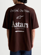 Alpinestars T-Shirt Post Oversized CSF, t-shirt sportswear à manches courtes, marron et blanc, vue de dos sur modèle avec graphismes blancs One Goal. One Vision. et Astars World Wide, coupe oversize décontractée en mélange coton et polyester.