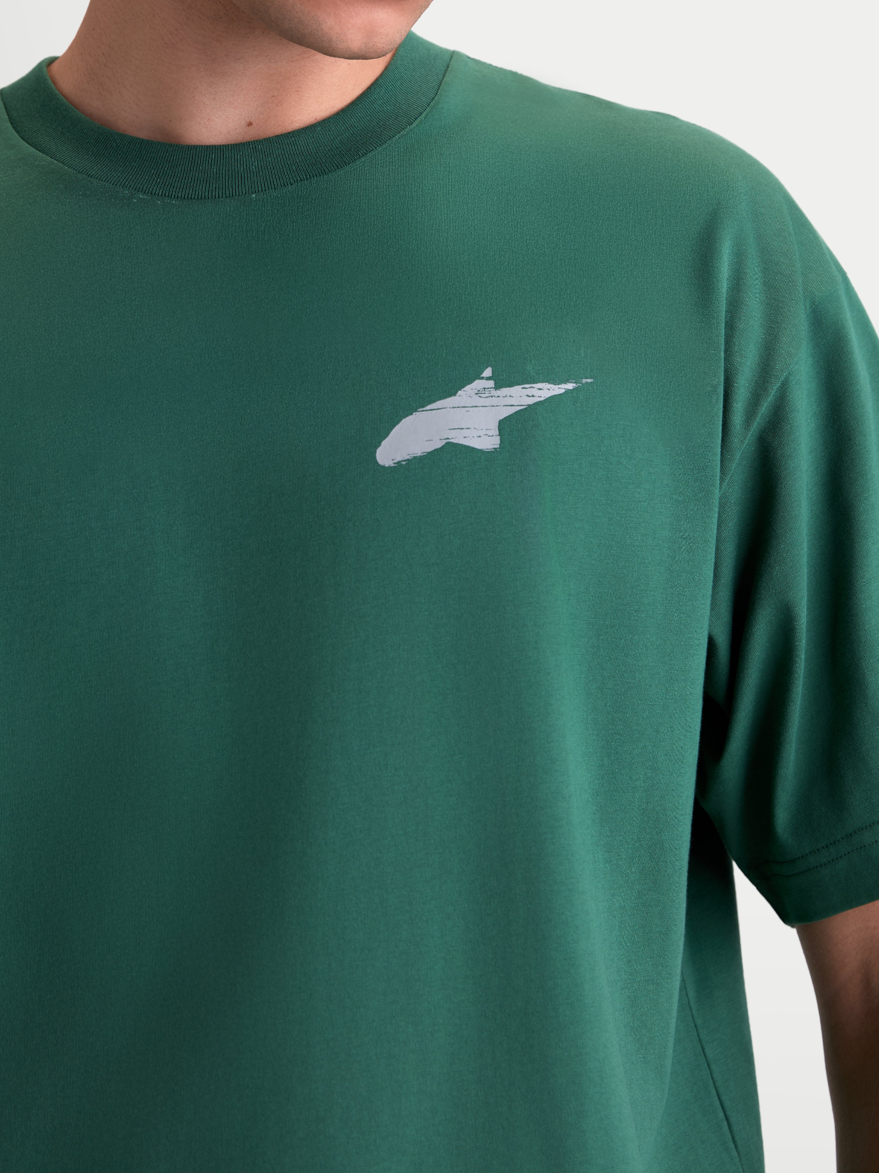 Alpinestars Checkback Oversized CSF, t-shirt de sportswear à manches courtes vert, vue rapprochée montrant le logo Astars blanc sur la poitrine, coupe oversize, mélange coton-polyester doux, style décontracté unisexe