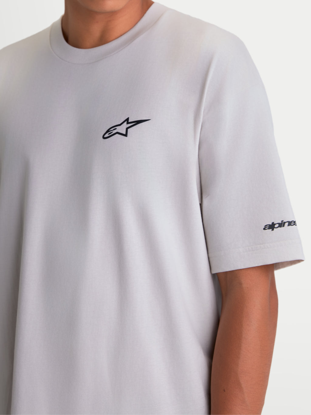 Alpinestars Mandate Oversized CSF, t-shirt sportswear à manches courtes pour homme, gris ciment, logo Astars noir en impression puff sur la poitrine et marquage sur la manche, coupe ample pour un confort décontracté