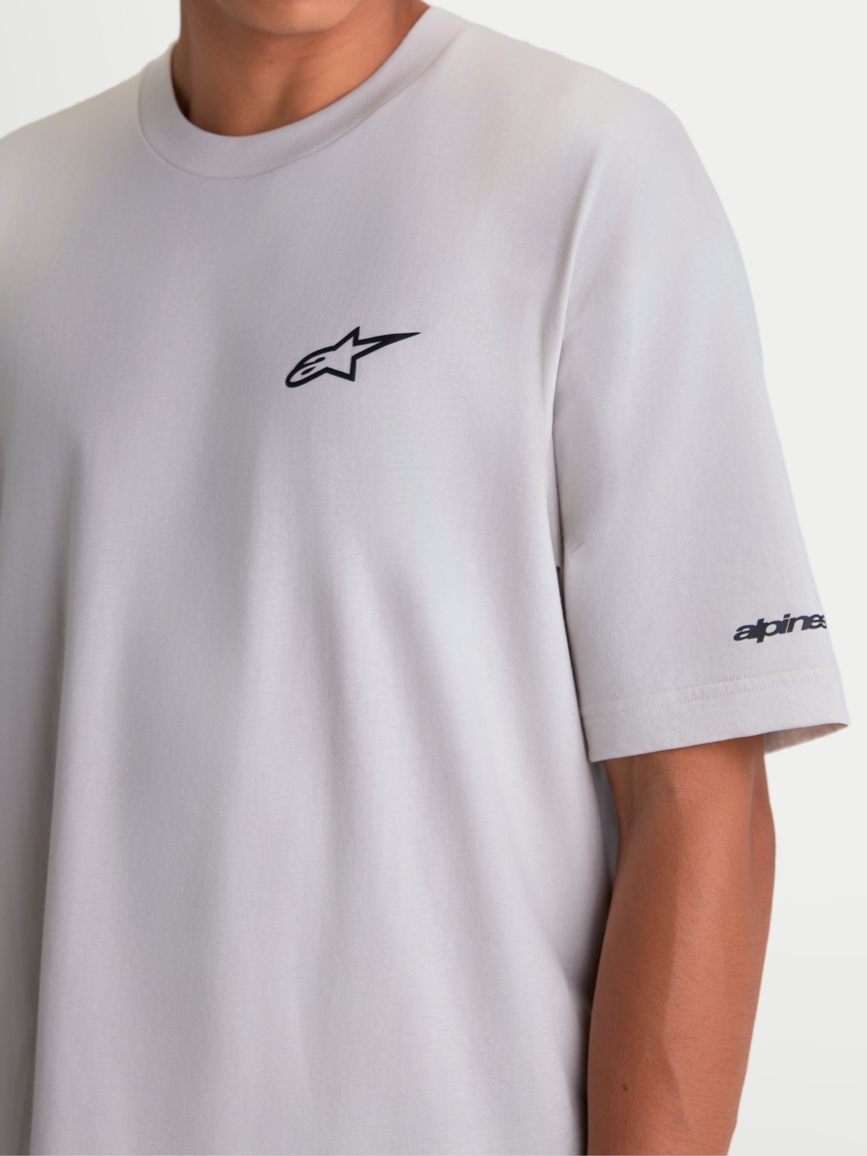 Alpinestars Mandate Oversized CSF, t-shirt sportswear à manches courtes pour homme, gris ciment, logo Astars noir en impression puff sur la poitrine et marquage sur la manche, coupe ample pour un confort décontracté