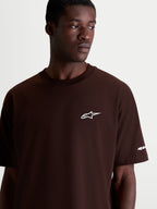 Alpinestars Mandate Oversized CSF, t-shirt sportswear à manches courtes pour homme, marron, logo Astars blanc sur la poitrine, coupe ample décontractée, vue détaillée portée par un modèle.