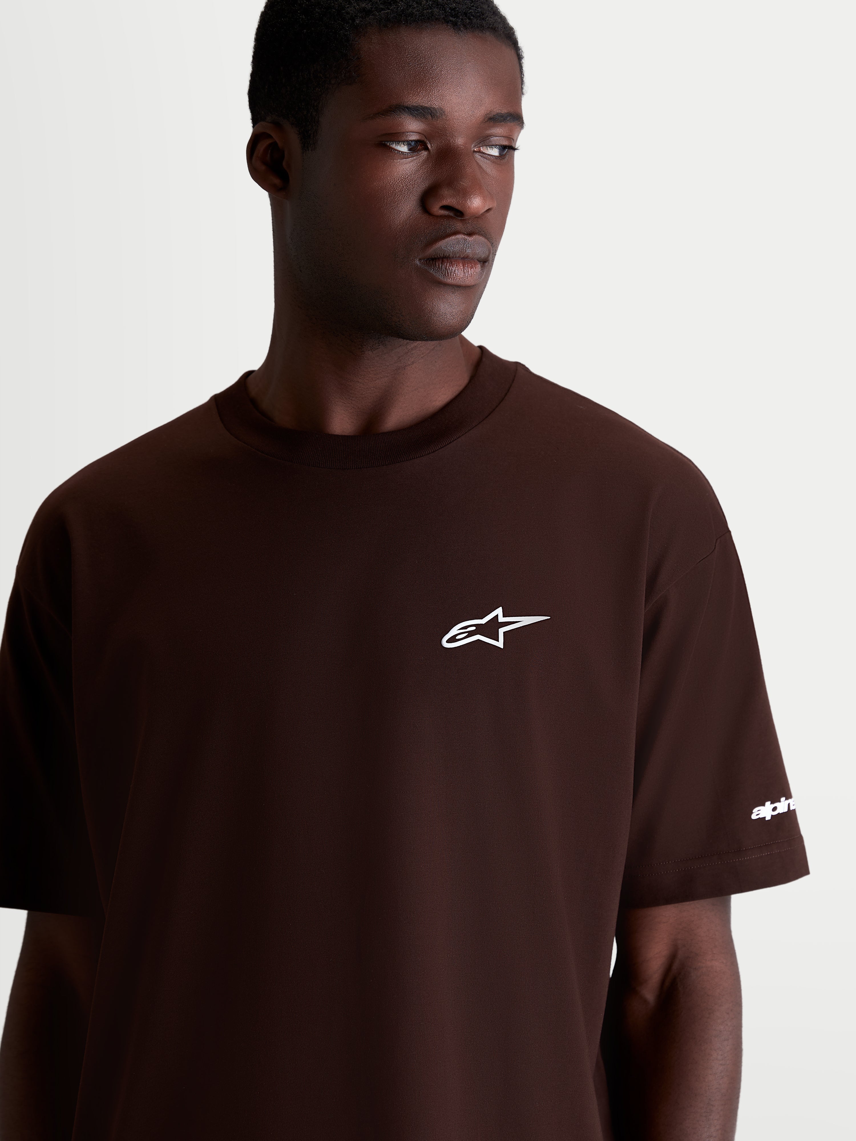 Alpinestars Mandate Oversized CSF, t-shirt sportswear à manches courtes pour homme, marron, logo Astars blanc sur la poitrine, coupe ample décontractée, vue détaillée portée par un modèle.