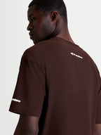 Alpinestars Mandate Oversized CSF, t-shirt de sportswear à manches courtes pour homme, marron avec logos blancs en impression puff sur l'épaule arrière et la manche, coupe décontractée, vue de dos.