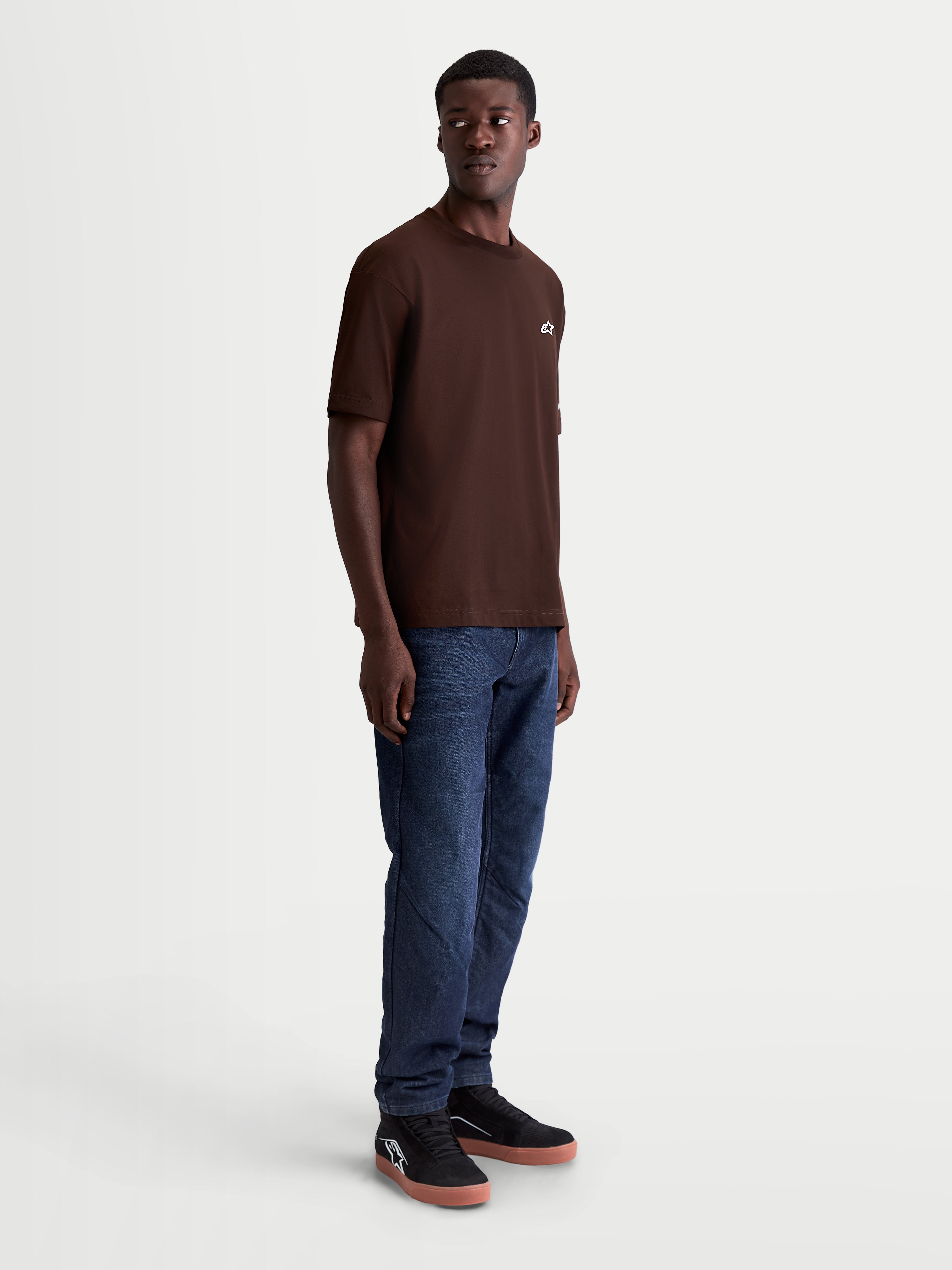 Alpinestars t-shirt Mandate Oversized CSF, t-shirt sportswear à manches courtes pour homme, marron, coupe ample décontractée, mélange de coton et polyester, vue sur modèle avec petit logo Astars blanc sur la poitrine.