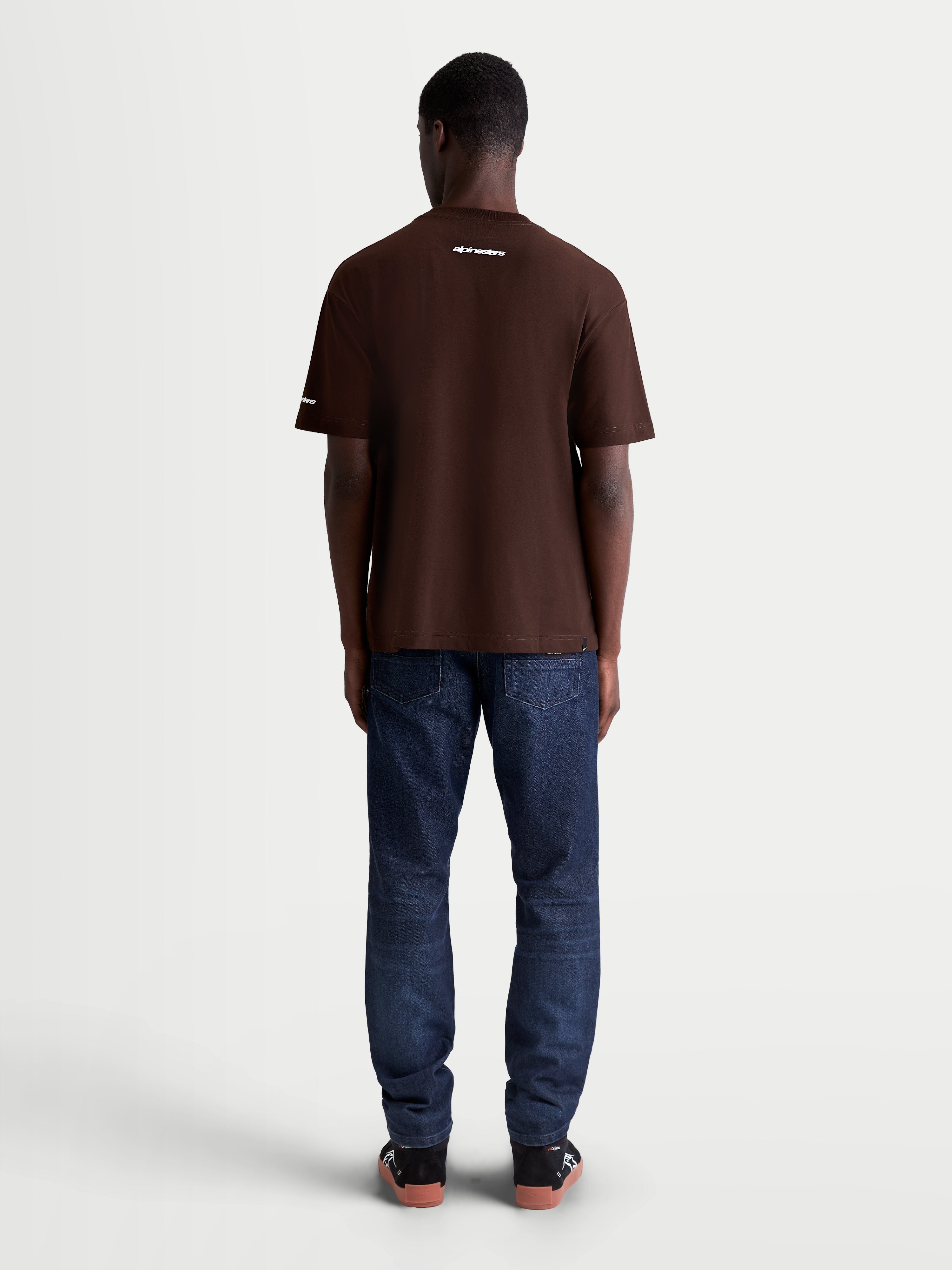Alpinestars Mandate Oversized CSF, t-shirt sportswear à manches courtes pour homme, marron avec logo blanc au dos, coupe décontractée oversized, vue de dos sur modèle
