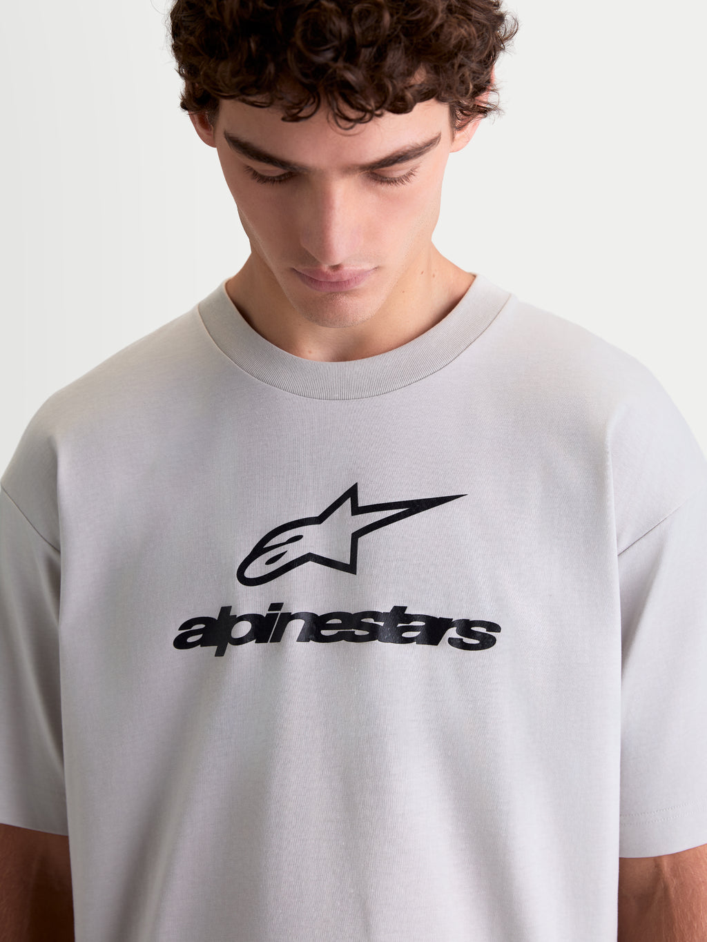 Alpinestars Prelude Oversized CSF, t-shirt sportswear à manches courtes pour homme, gris ciment avec logo Astars noir sur la poitrine, coupe oversize décontractée en mélange de coton et polyester
