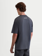 Alpinestars Prelude Oversize CSF, t-shirt de sportswear à manches courtes pour homme, gris anthracite et blanc, vue de dos avec logo Alpinestars blanc, coupe oversize décontractée