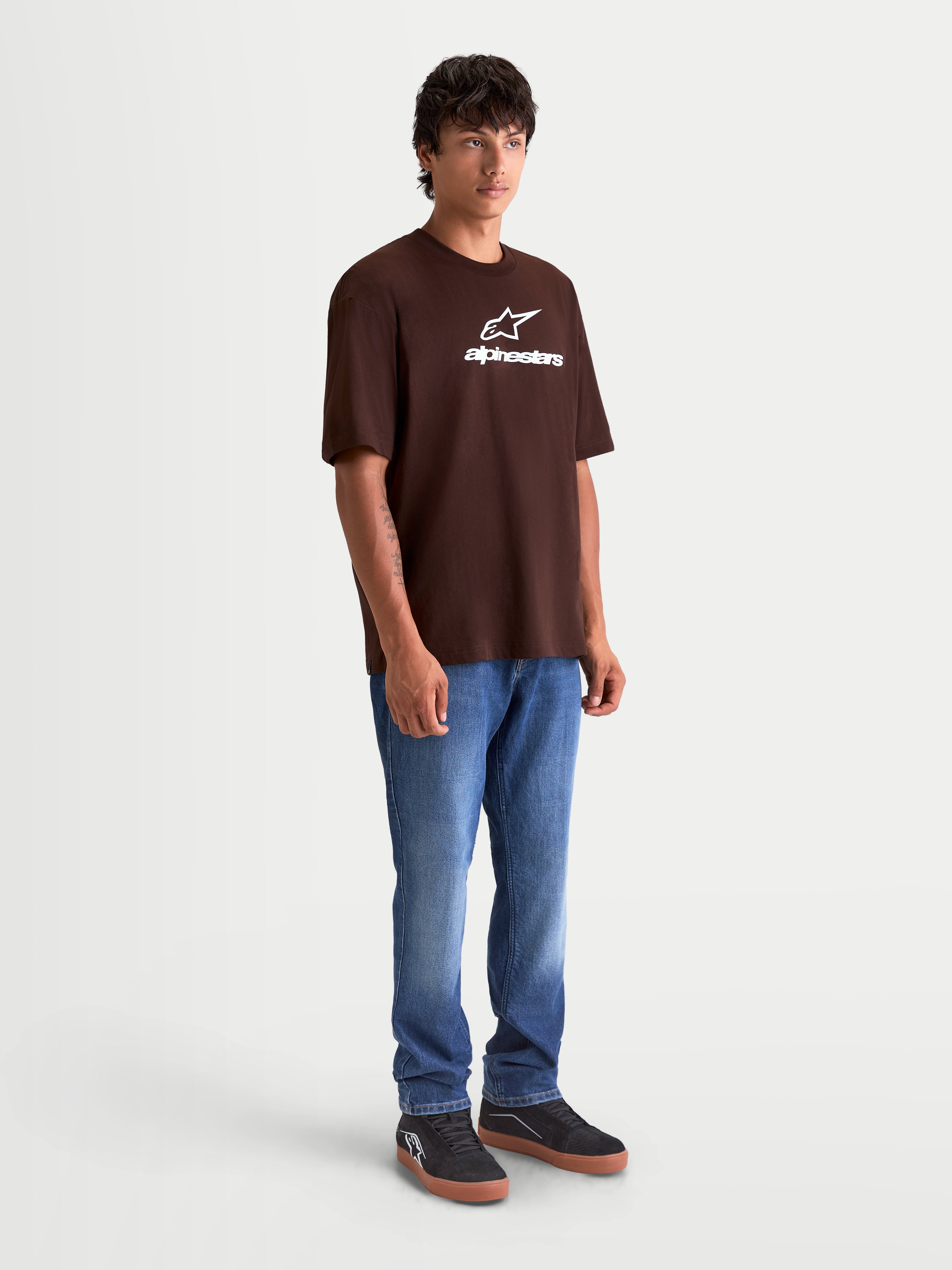 Alpinestars T-Shirt Prelude Oversized CSF, t-shirt sportswear à manches courtes pour homme, marron avec logo Astars blanc sur la poitrine, coupe oversize décontractée, vue sur mannequin