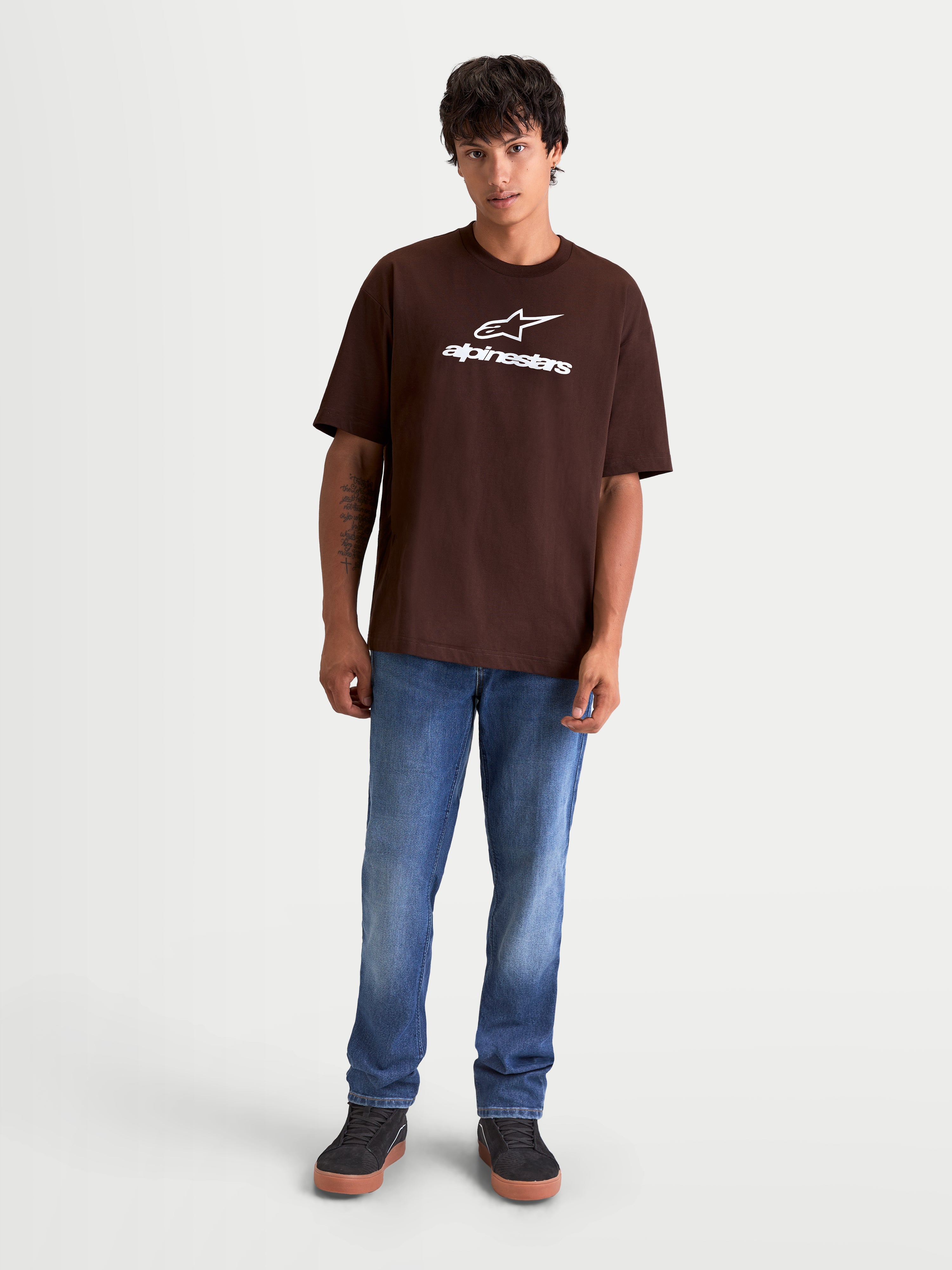 Alpinestars T-Shirt Prelude Oversized CSF, t-shirt sportswear à manches courtes pour homme, marron et blanc, coupe oversize avec logo frontal, style décontracté en mélange de coton et polyester.