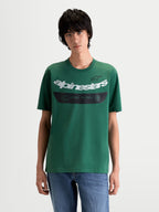 Alpinestars T-shirt Singular CSF, t-shirt de sportswear à manches courtes porté par un mannequin, vert avec logo Alpinestars courbé blanc et graphique noir sur la poitrine, haut décontracté en coton et polyester d'inspiration motorsport.