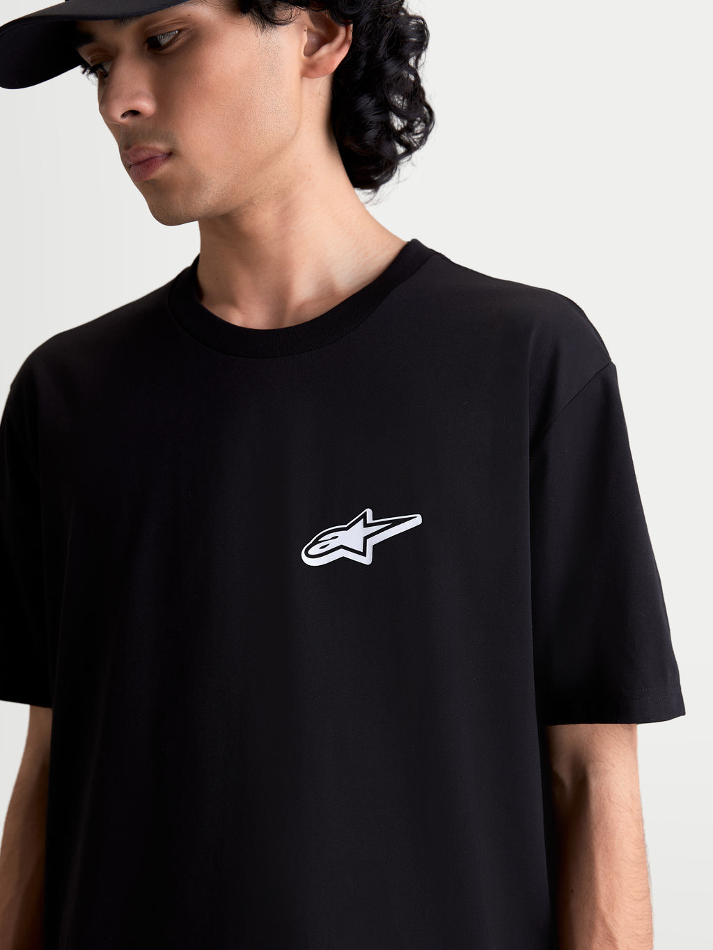 Alpinestars T-Shirt Meteor CSF, t-shirt sportswear à manches courtes noir, logo Astars blanc sur la poitrine, vue sur modèle, mélange doux de coton et polyester