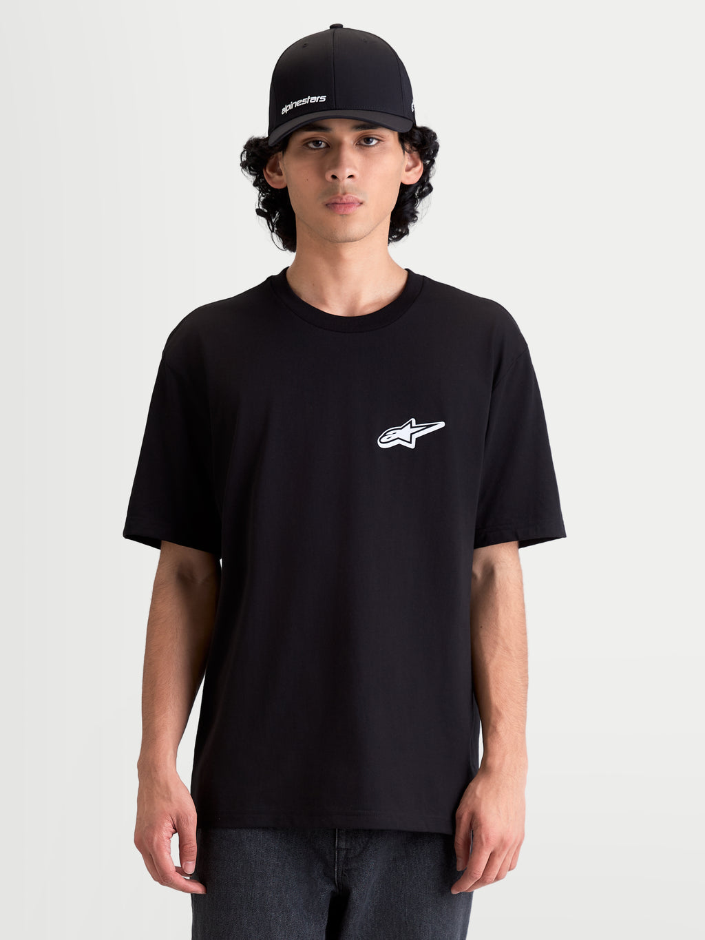 Alpinestars T-Shirt Meteor CSF, t-shirt sportswear à manches courtes pour homme, noir avec un logo Astars blanc sur la poitrine, vêtement de sport décontracté porté par un modèle