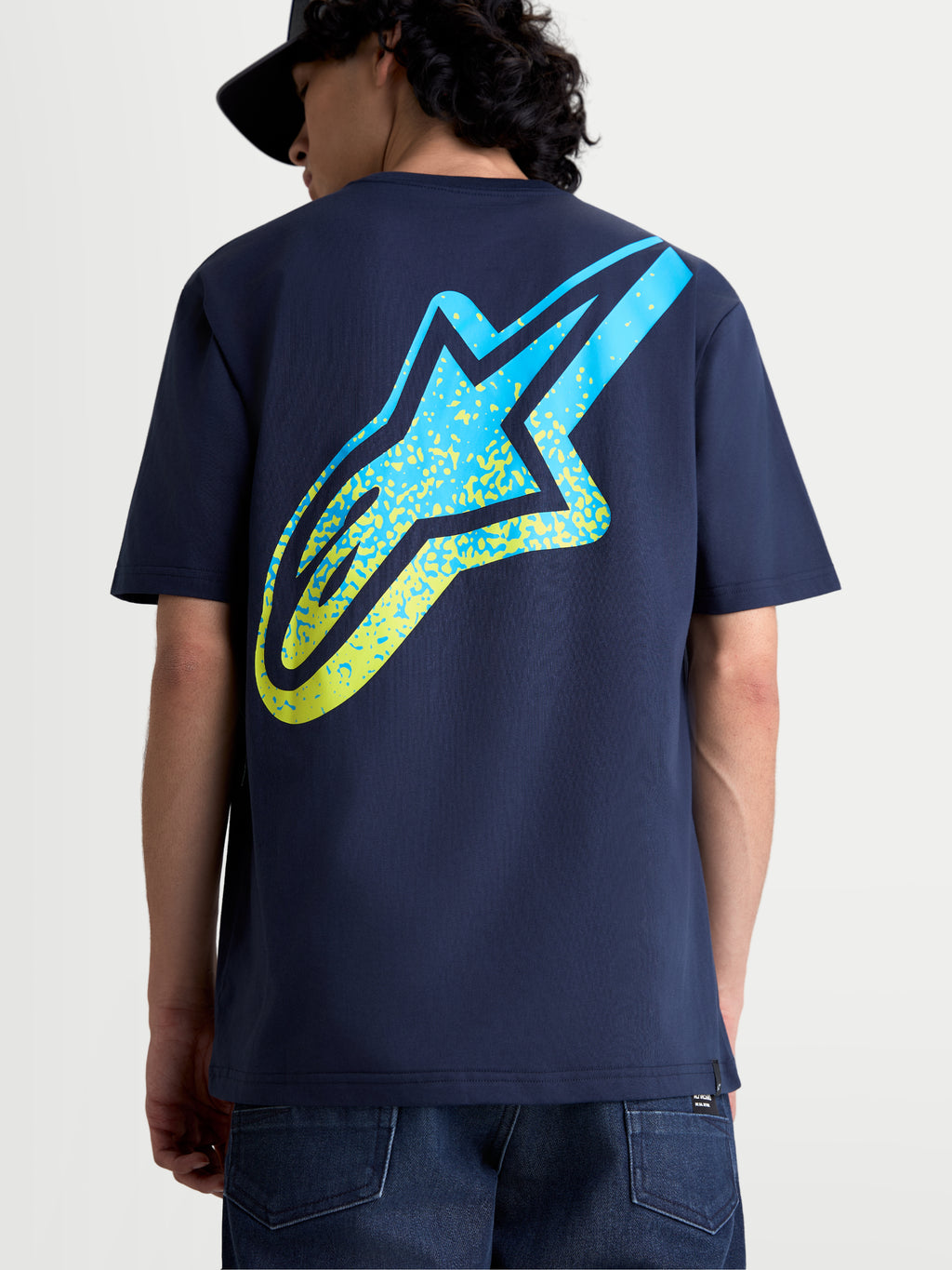 Alpinestars T-shirt Meteor CSF, t-shirt de sportswear à manches courtes, bleu marine, vue de dos avec un grand logo Astars au dégradé jaune et bleu, style motorsport décontracté