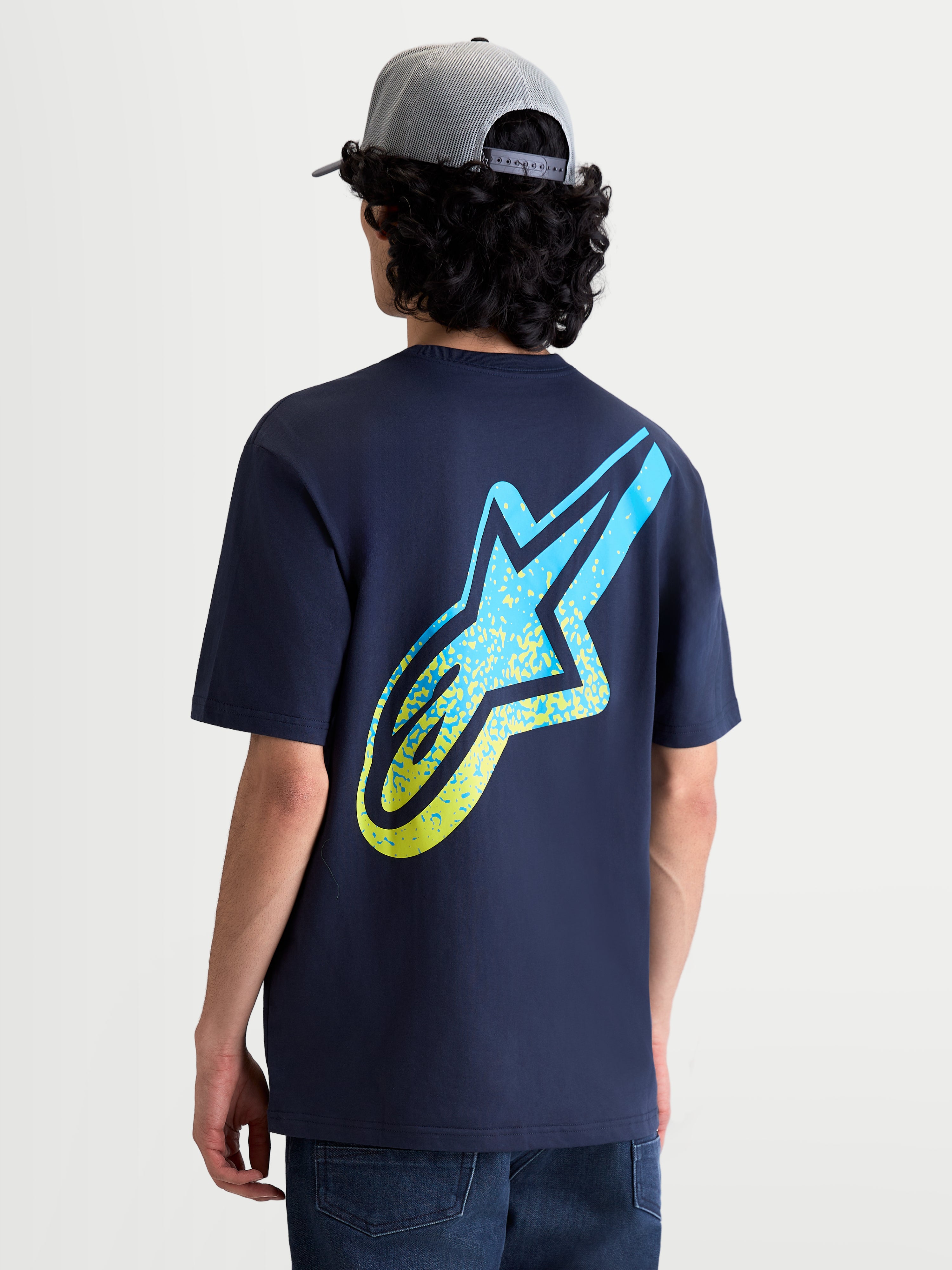 Alpinestars Meteor CSF, t-shirt de sportswear à manches courtes pour homme et femme, bleu marine, avec un grand logo Astars au dos présentant un dégradé bleu et vert citron inspiré du MX, vue de dos sur un modèle