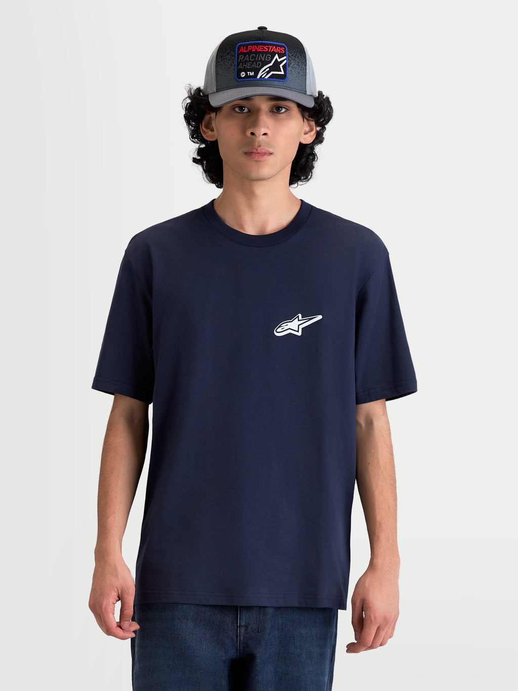 Alpinestars Meteor CSF, t-shirt de sportswear à manches courtes pour homme, bleu marine, petit logo Astars blanc sur la poitrine, vue de face sur modèle, en mélange de coton et polyester doux
