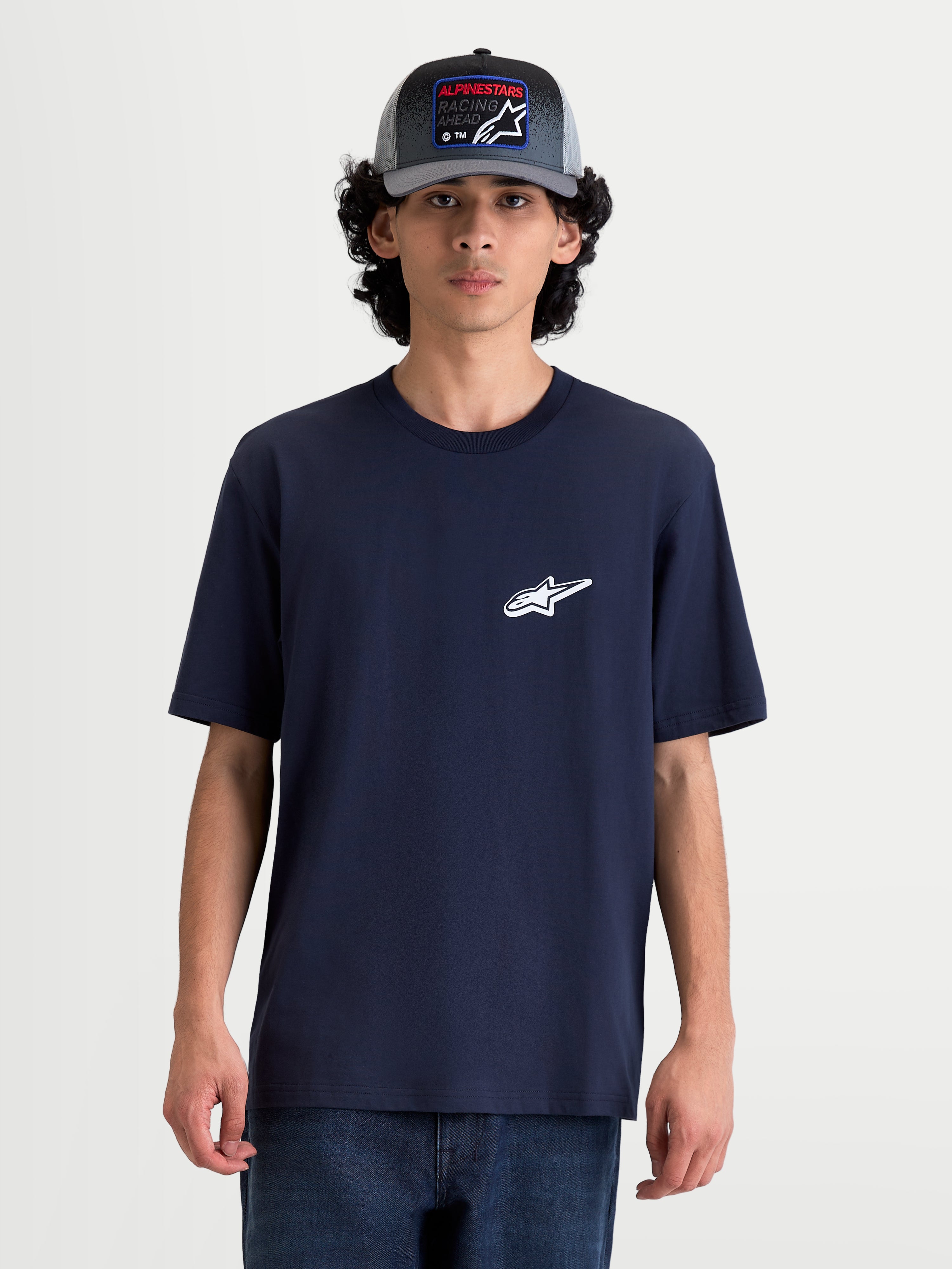 Alpinestars Meteor CSF, t-shirt de sportswear à manches courtes pour homme, bleu marine, petit logo Astars blanc sur la poitrine, vue de face sur modèle, en mélange de coton et polyester doux