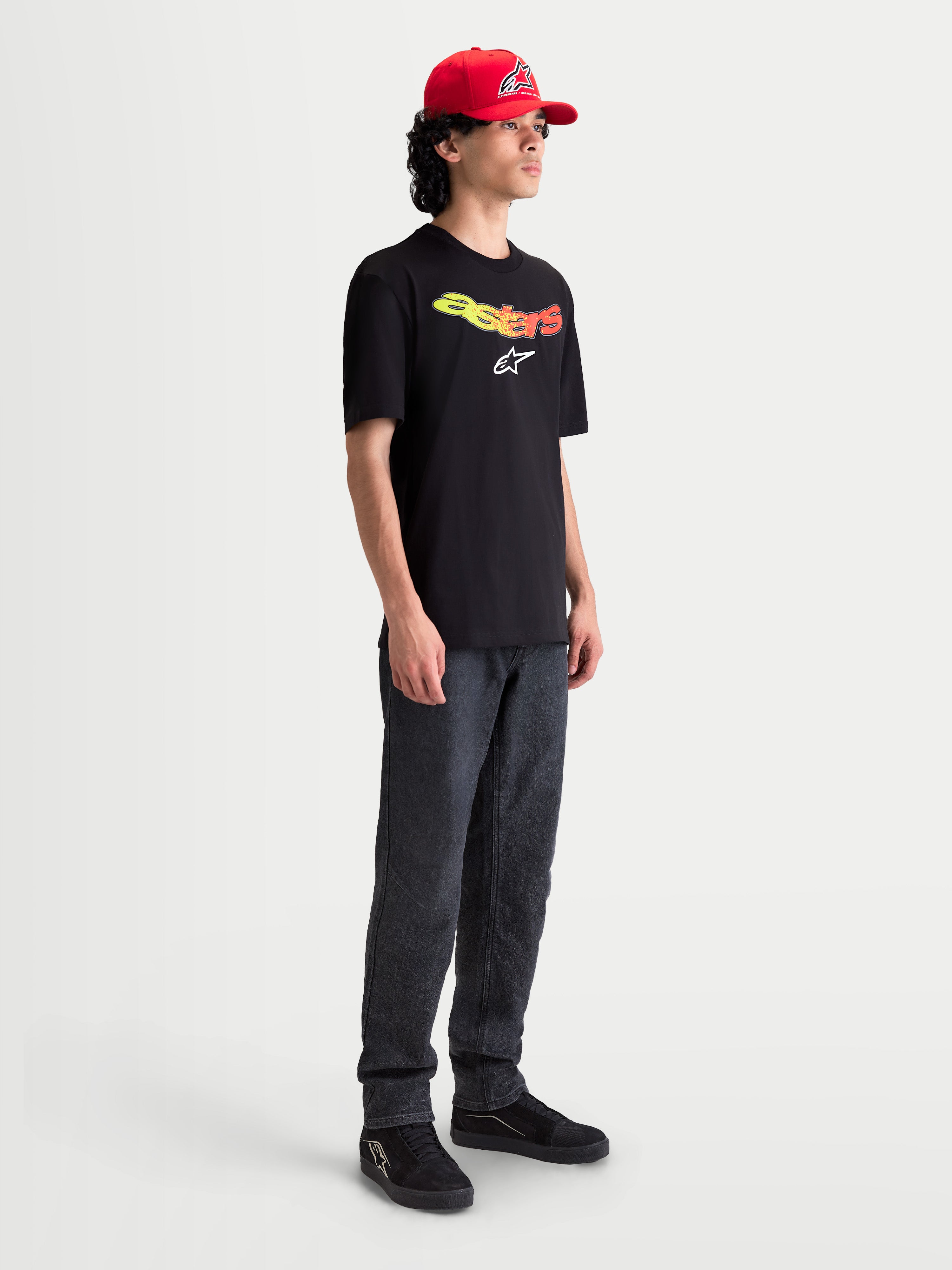 Alpinestars T-Shirt Elliptogrit CSF, t-shirt de sportswear à manches courtes pour homme, noir avec lettrage Astars en dégradé jaune et rouge et logo blanc, style décontracté.