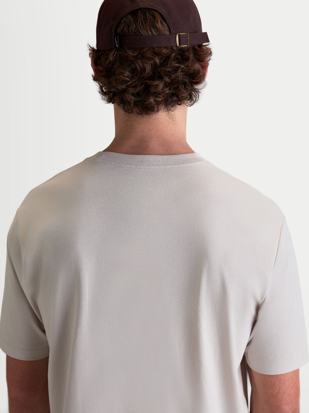Alpinestars T-Shirt Elliptogrit CSF, t-shirt sportswear à manches courtes, gris ciment, vue de dos du modèle portant un t-shirt en mélange coton-polyester premium pour un style décontracté au quotidien
