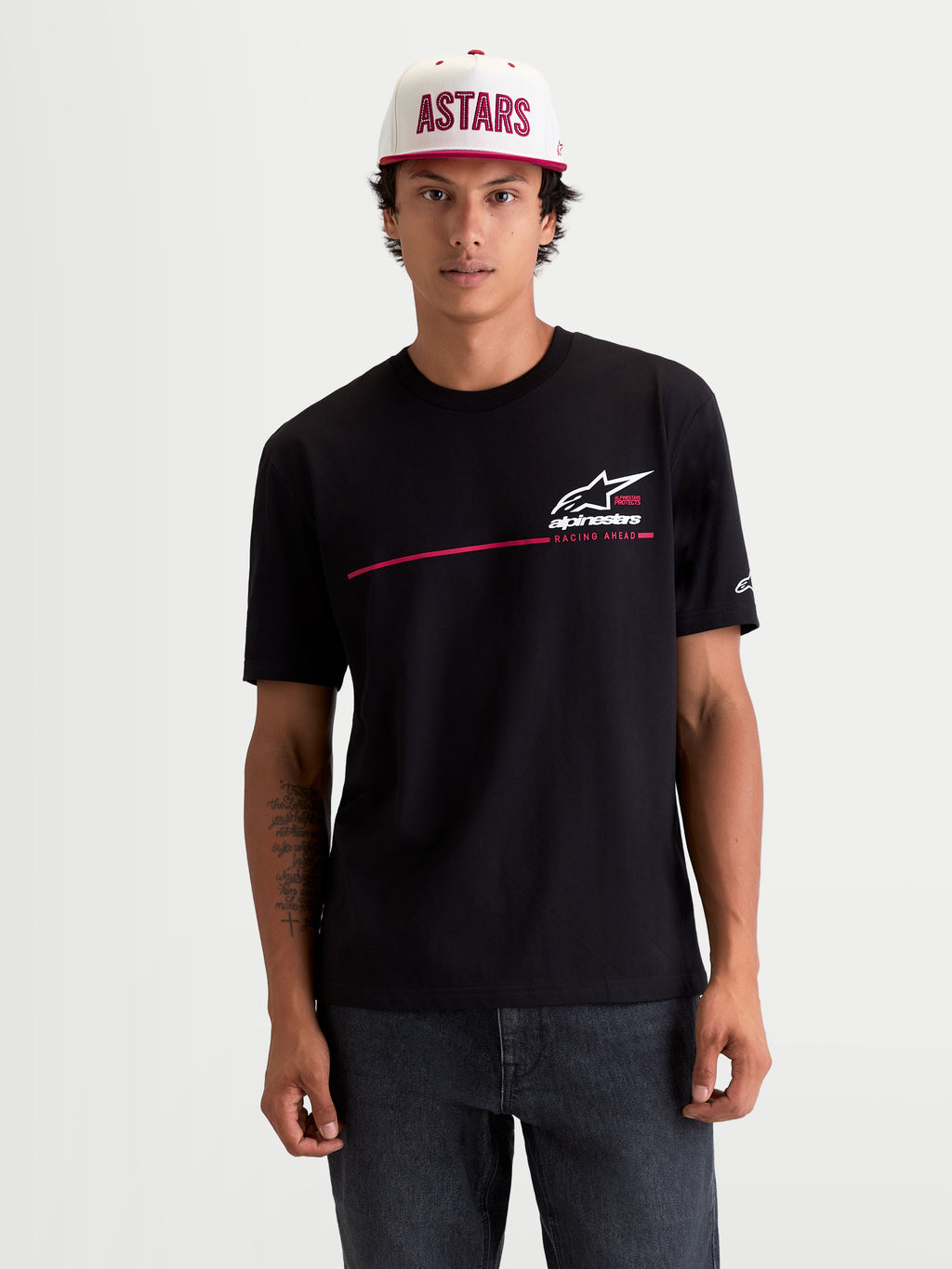 Alpinestars t-shirt P1 CSF, t-shirt à manches courtes pour homme, noir avec logo à bande de course blanc et rouge, graphique Racing Ahead, mélange de coton et polyester, vue de face sur modèle, style sportswear décontracté
