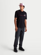 Alpinestars T-shirt P1 CSF, t-shirt à manches courtes sportswear pour homme, noir, avec graphisme logo et bande de course blanche et rouge, style décontracté inspiré du motorsport.