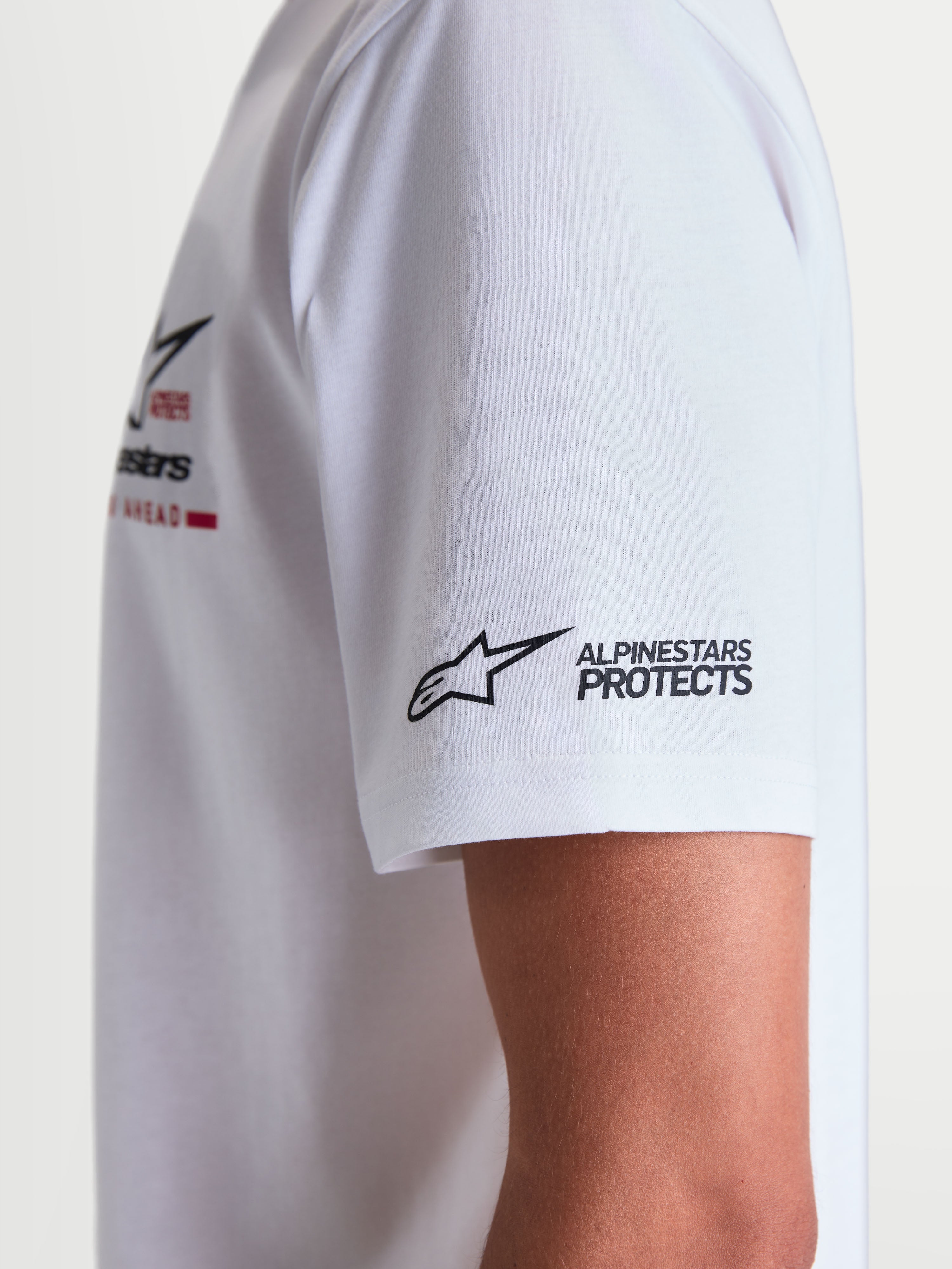 Alpinestars T-Shirt P1 CSF, t-shirt à manches courtes blanc, gros plan sur le détail de la manche avec logo noir Alpinestars Protects, style sportswear décontracté, mélange coton et polyester