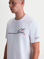 Alpinestars T-Shirt P1 CSF, t-shirt à manches courtes blanc porté par un modèle, graphisme logo Astars noir et rouge avec bande de course sur la poitrine, style sportswear motorsport décontracté