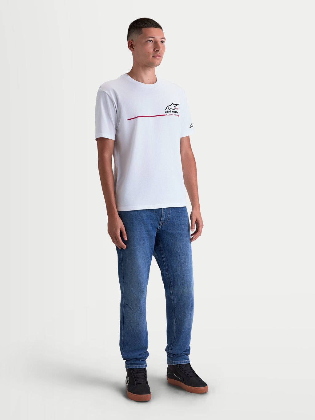 Alpinestars T-Shirt P1 CSF, t-shirt de sportswear à manches courtes pour homme, blanc avec logo graphique et bande de course noire et rouge, style décontracté motorsport