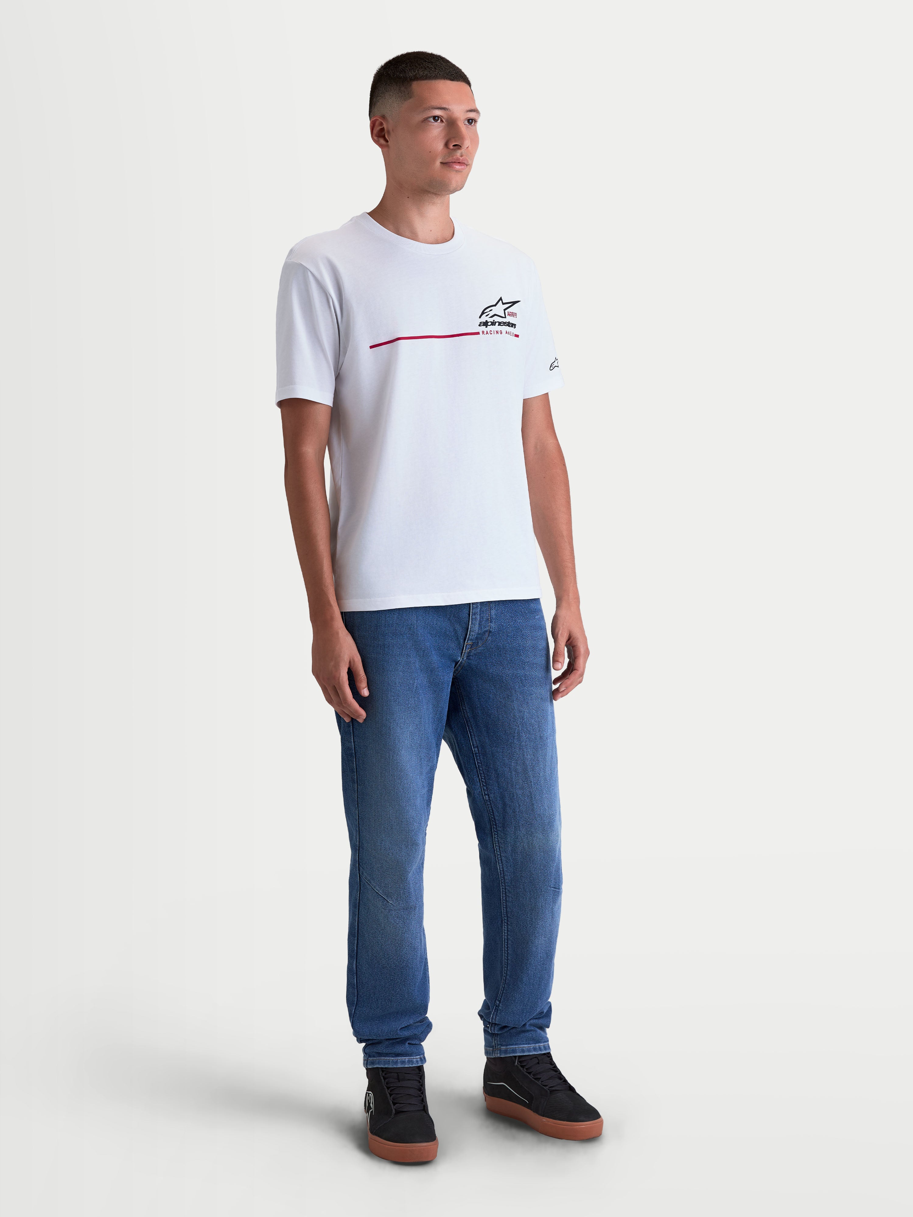 Alpinestars T-Shirt P1 CSF, t-shirt de sportswear à manches courtes pour homme, blanc avec logo graphique et bande de course noire et rouge, style décontracté motorsport