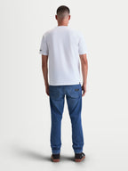 Alpinestars t-shirt P1 CSF, t-shirt de sportswear à manches courtes unisexe, blanc, vue de dos sur modèle, conçu en mélange de coton et polyester, vêtement motorsport décontracté
