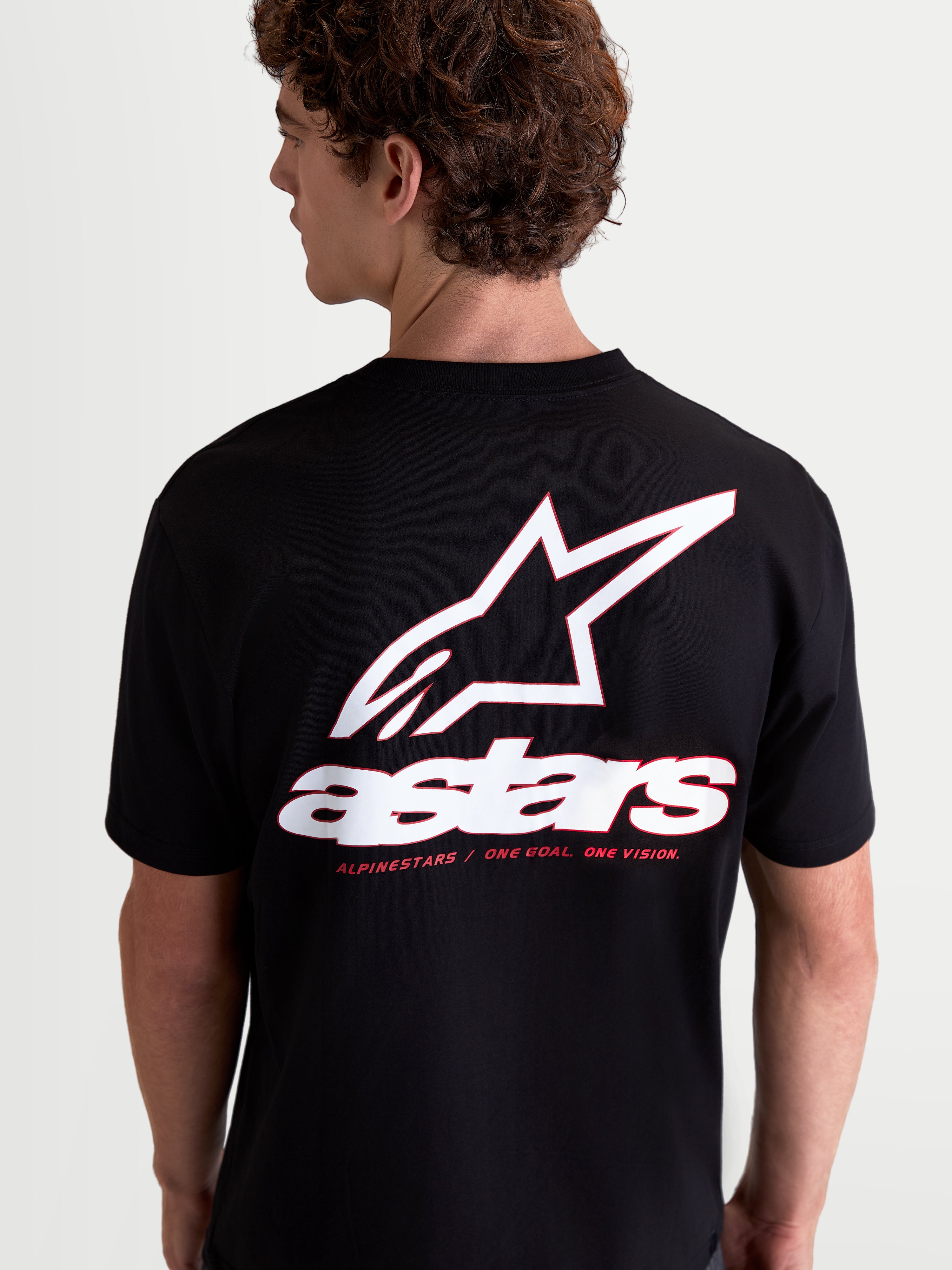 Alpinestars T-Shirt Lineout CSF, t-shirt de sportswear pour homme à manches courtes, noir, vue de dos avec grand logo Astars blanc et rouge et slogan, mélange de coton et polyester pour le confort quotidien.