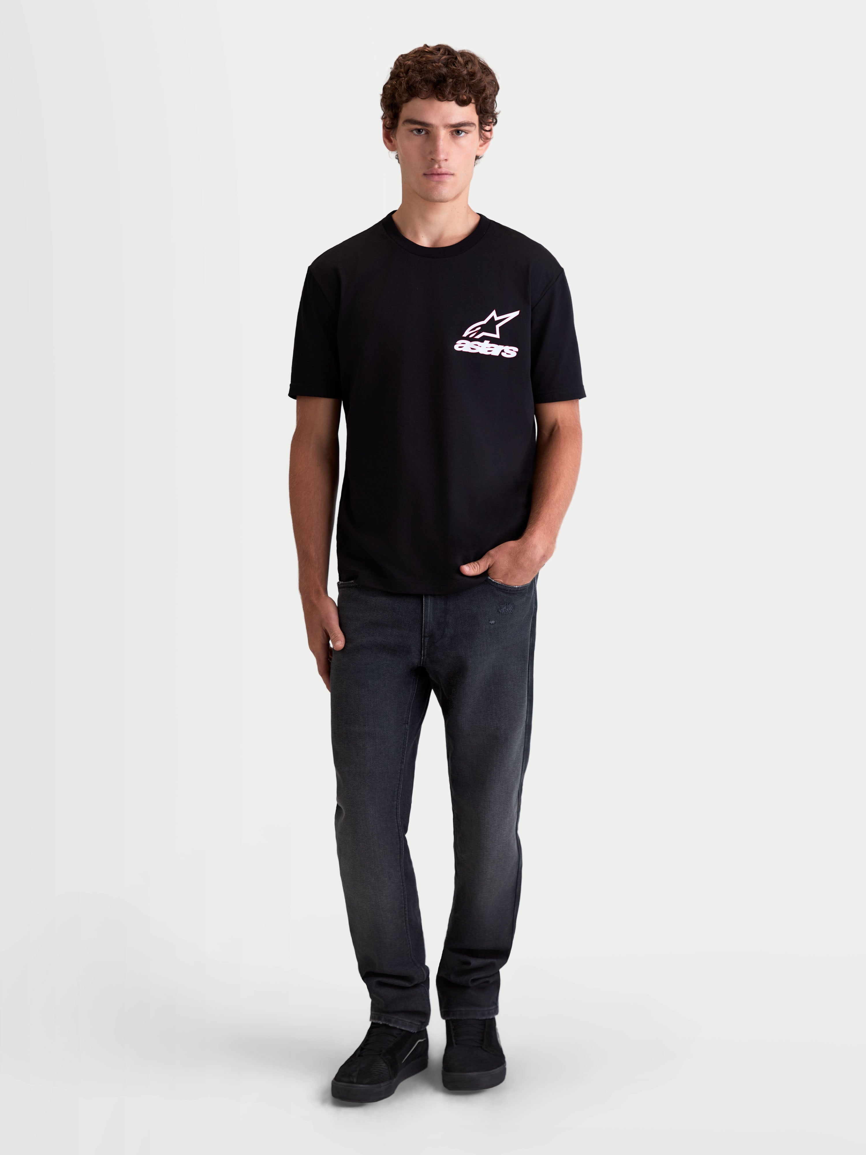 Alpinestars T-Shirt Lineout CSF, t-shirt de sportswear à manches courtes pour homme, noir avec graphique logo Astars blanc et rose, vue sur modèle, mélange de coton et polyester doux