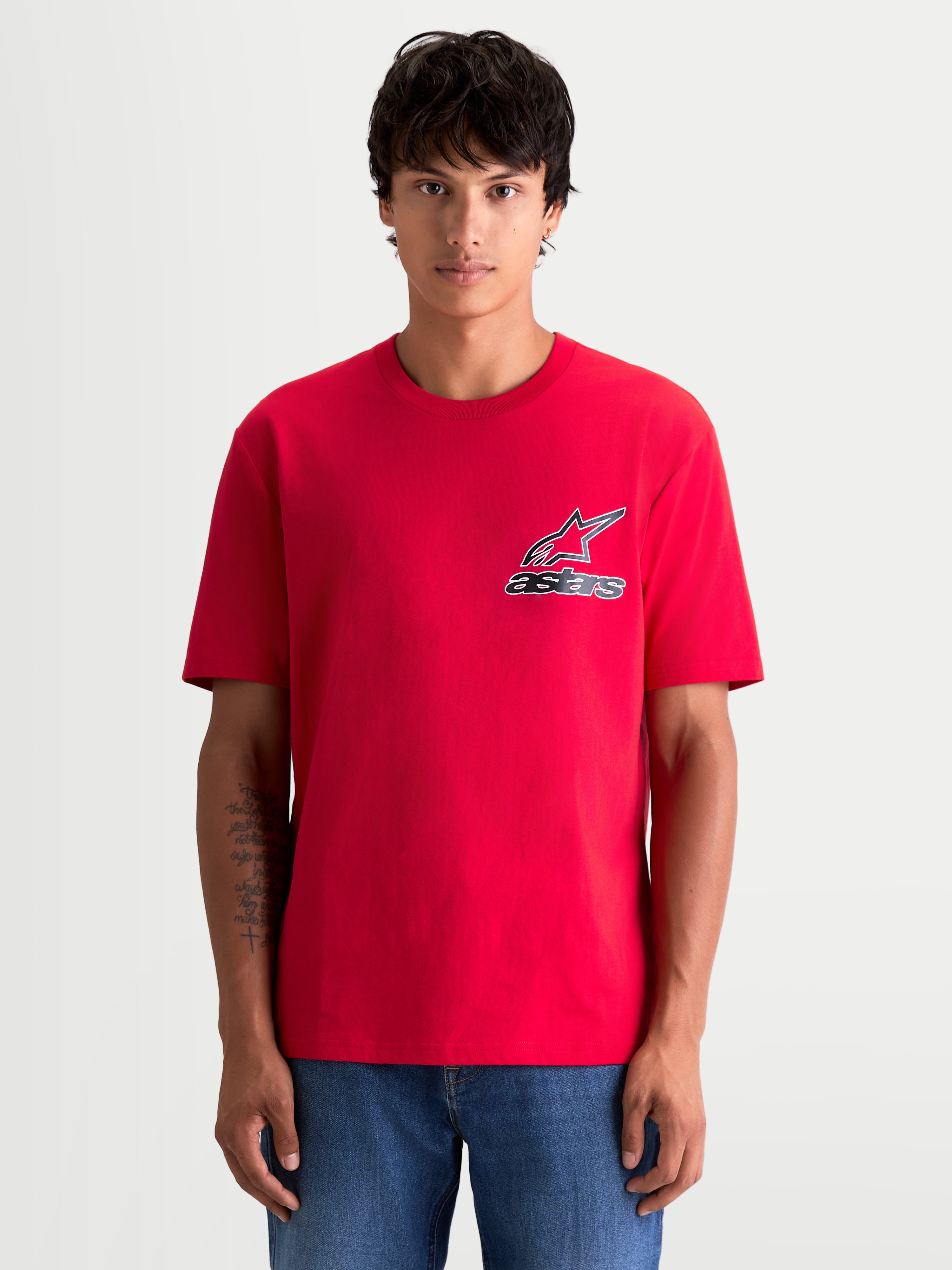 Alpinestars T-Shirt Lineout CSF, t-shirt de sportswear à manches courtes pour homme, rouge avec logo Astars noir et blanc sur la poitrine, vue de face sur modèle, design décontracté à col rond, matière en coton et polyester