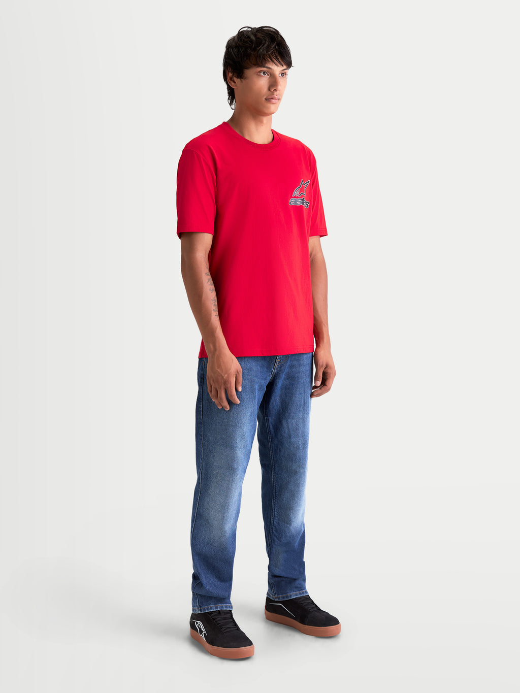 Alpinestars T-Shirt Lineout CSF, t-shirt sportswear à manches courtes pour homme, rouge, avec un petit logo Astars sur la poitrine, vue sur modèle pour un style décontracté au quotidien.