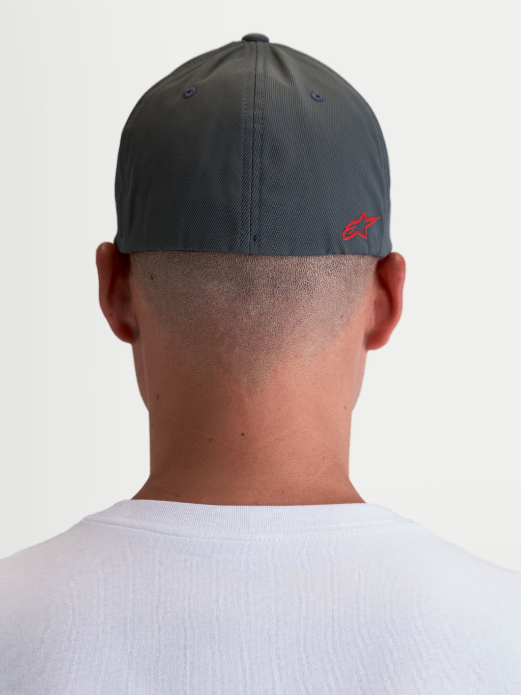 Alpinestars Casquette Points, casquette sportswear unisexe, gris foncé et rouge, vue de dos portée montrant le logo Astars HD rouge, nylon tactel léger avec coupe flex-back