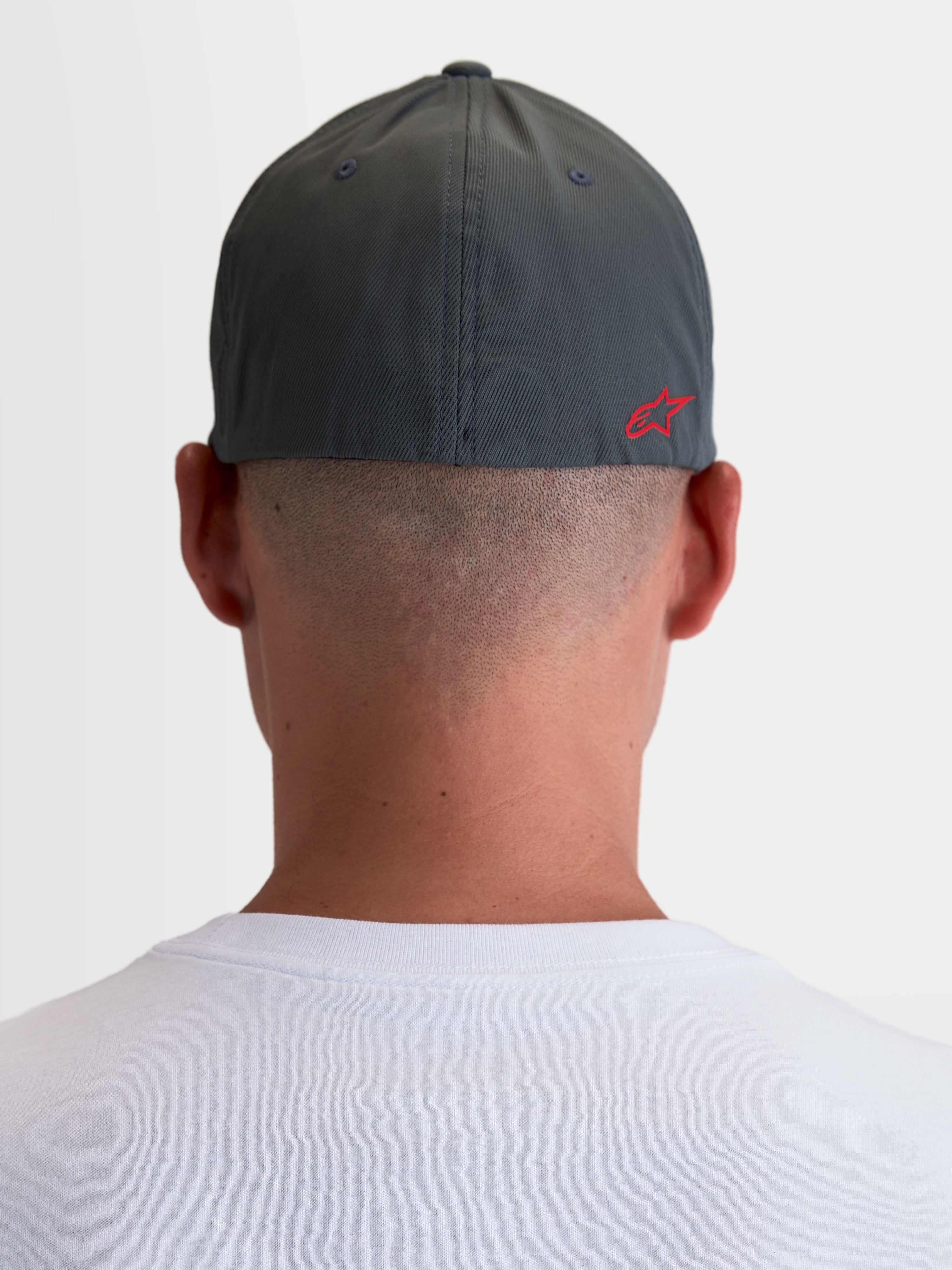 Alpinestars Casquette Points, casquette sportswear unisexe, gris foncé et rouge, vue de dos portée montrant le logo Astars HD rouge, nylon tactel léger avec coupe flex-back